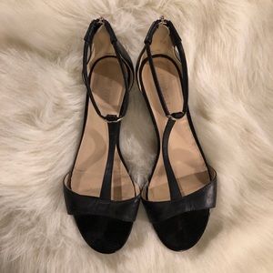 🎄🎉 T strap flats